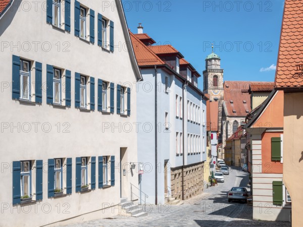Alley with cobblestones and town houses, behind St. Georg Cathedral, Dinkelsbühl, Middle Franconia, Bavaria, Germany