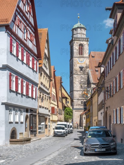 Alley with cobblestones and town houses, behind St. Georg Cathedral, Dinkelsbühl, Middle Franconia, Bavaria, Germany