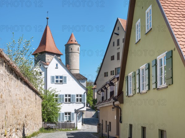 Alley on the city wall with defensive towers and town houses, Epiphany Tower and Green Tower, Dinkelsbühl, Middle Franconia, Bavaria, Germany