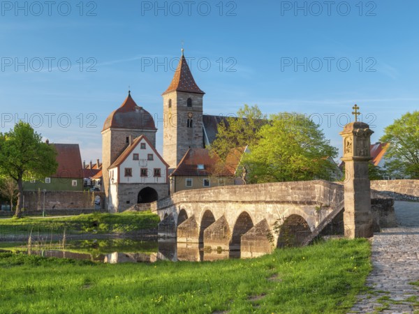 Ornbau im Altmühltal in the evening light, medieval stone bridge over the river Altmühl, Altmühl bridge with wayside shrine, city gate and parish church of St. James, Ornbau, Middle Franconia, Bavaria, Germany