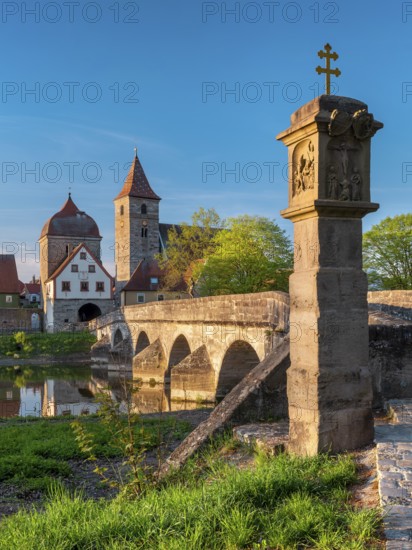 Ornbau im Altmühltal in the evening light, medieval stone bridge over the river Altmühl, Altmühl bridge with wayside shrine, city gate and parish church of St. James, Ornbau, Middle Franconia, Bavaria, Germany