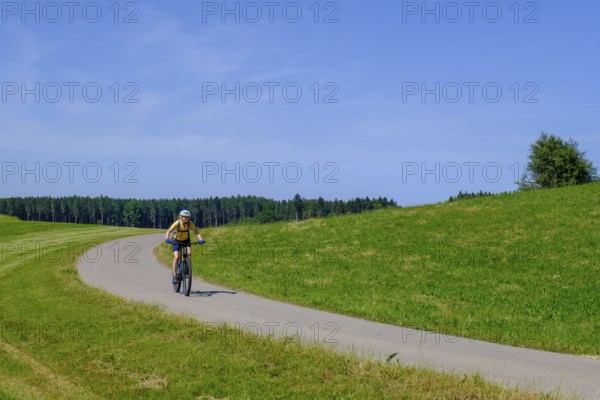 Cyclists near Diepolshofen, Upper Swabia, Swabia, Baden-Württemberg, Germany