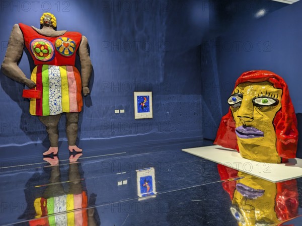 Monumental female figure Dolores, colorful sculpture, Nana, woman, and large-format sculpture of a head, The Witness, artist Niki de Saint Phalle, feminist art, exhibition Love you for infinity at the Sprengel Museum, Hanover, Germany