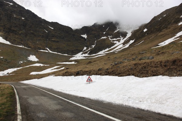 Transfogarasan Highway, Transfagarasan, connects the Arges Valley in Great Wallachia with the Olt Valley in Transylvania, crossing the Fagaras Mountains in the Transylvania Alps, to melt snow in May, Romania