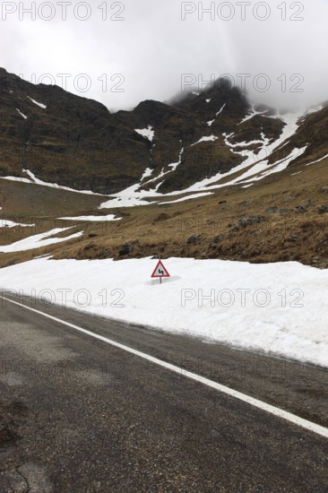 Transfogarasan Highway, Transfagarasan, connects the Arges Valley in Great Wallachia with the Olt Valley in Transylvania, crossing the Fagaras Mountains in the Transylvania Alps, to melt snow in May, Romania