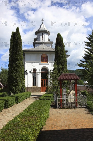 Biserica Sfantul Ierarh Nicolael, Saint Nicholas Church, with cemetery, in the municipality of Bradulet, in Arges County, Romania