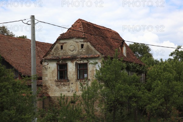 Romania, dilapidated house in the village of Mesendorf, Moischendref or Meschendorf, in the district of Brasov, Transylvania