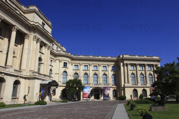 Romania, capital Bucharest, Bucuresti, sculptures in front of the National Museum of Art, the Muzeul National de Arta al Romaniei, former royal palace