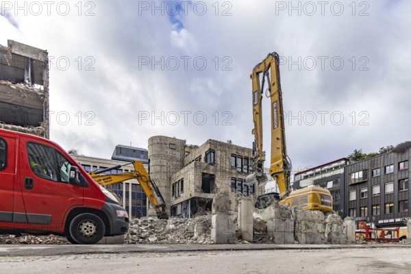 Demolition work at Swabenzentrum Stuttgart. The building is partially demolished. The property, built between 1978 and 1985, gives way to the new CENTRAL ONE complex, which is due to open at the end of 2028. Stuttgart, Baden-Württemberg, Germany