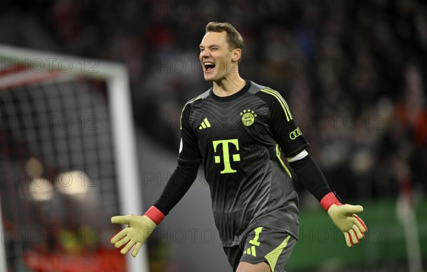 Cheering, goal celebration, goalkeeper Manuel Neuer FC Bayern Munich FCB (01) Football Bundesliga, DFB Cup, Allianz Arena, Munich, Bavaria, Germany