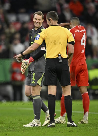 Referee Referee Daniel Siebert Gesture Gesture in conversation Discussion with goalkeeper Manuel Neuer FC Bayern Munich FCB (01) Soccer Bundesliga, DFB-Pokal, Allianz Arena, Munich, Bavaria, Germany