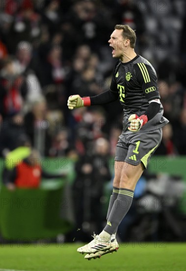 Cheering, goal celebration, goalkeeper Manuel Neuer FC Bayern Munich FCB (01) Football Bundesliga, DFB Cup, Allianz Arena, Munich, Bavaria, Germany