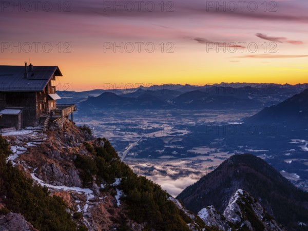 Reichenhaller Haus am Hochstaufen bei Dawn, unten Salzburg, Bad Reichenhall, Berchtesgadener Land, Upper Bavaria, Bavaria, Germany
