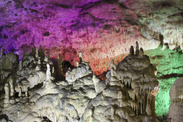 Bärenhöhle, Karlshöhle, Erpfinger Höhle, white Jurassic limestone rock, coloured light, colorful lighting, Sonnenbühl-Erpfingen, Swabian Jura, Baden-Württemberg, Germany