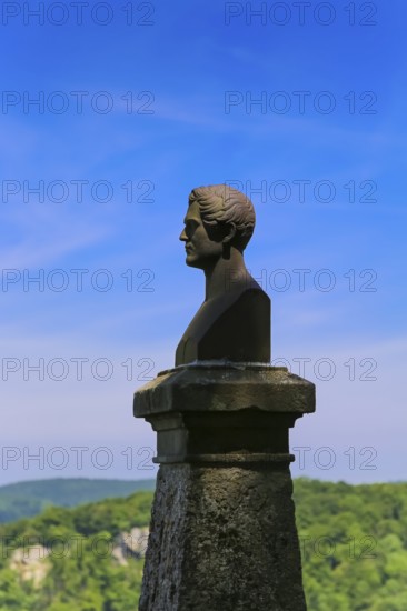Wilhelm Hauff monument, rocks above the Echaz Valley, monument from 1839, obelisk with bronze bust, viewpoint, historical monument, south of Lichtenstein Castle, on the eaves of the Swabian Jura, winter, snow, view, blue sky, Honau, municipality of Lichtenstein, Baden-Württemberg, Germany