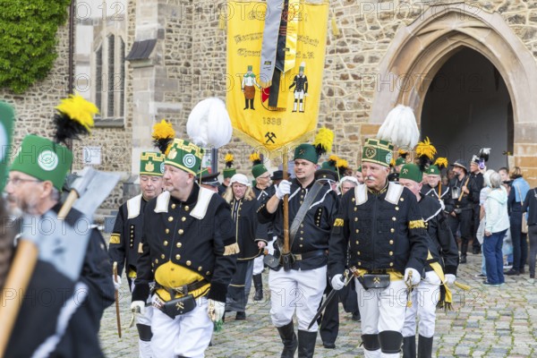Bergstreit Day 2025 in Schneeberg, the miners of all trades proudly wear their habit on this traditional day, Great Mountain Parade from Neustädtel to the market square and to the church of St. Wolfgang in Schneeberg, the brass bands play the Steigerlied zum Marsch, Ore Mountains, Saxony, Germany