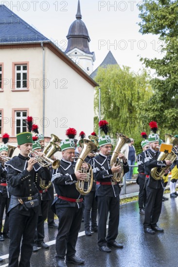 Bergstreit Day 2025 in Schneeberg, the miners of all trades proudly wear their habit on this traditional day, Great Mountain Parade from Neustädtel to the market square and to the church of St. Wolfgang in Schneeberg, the brass bands play the Steigerlied zum Marsch, Ore Mountains, Saxony, Germany