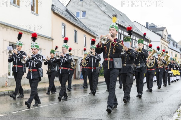 Bergstreit Day 2025 in Schneeberg, the miners of all trades proudly wear their habit on this traditional day, Great Mountain Parade from Neustädtel to the market square and to the church of St. Wolfgang in Schneeberg, the brass bands play the Steigerlied zum Marsch, Ore Mountains, Saxony, Germany