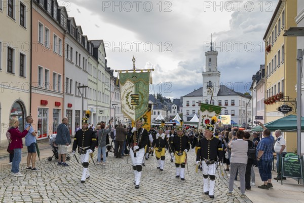 Bergstreit Day 2025 in Schneeberg, the miners of all trades proudly wear their habit on this traditional day, Great Mountain Parade from Neustädtel to the market square and to the church of St. Wolfgang in Schneeberg, the brass bands play the Steigerlied zum Marsch, Ore Mountains, Saxony, Germany