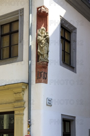 Facade figure of Mary from 1515 on the corner of Burgstraße, Enge Gasse, Freiberg, Saxony, Germany