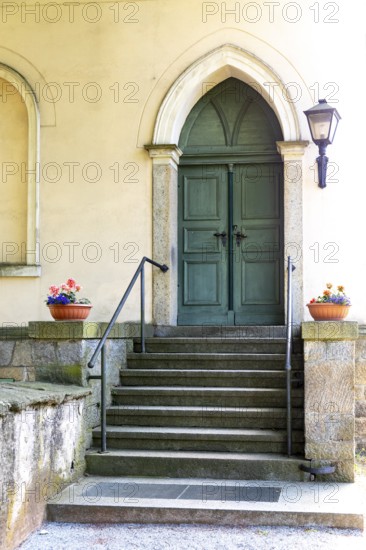 Entrance with stairs, Friedhofskapelle am Protschenberg, Bautzen, Upper Lusatia, Saxony, Germany