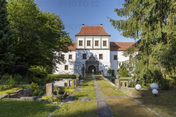 Hainewalde moated castle, gatehouse of the Old Castle with Renaissance portal, Upper Lusatia, Saxony, Germany