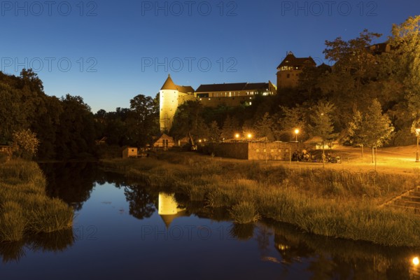 City view at night with Spree, Burgwasserturm and Mühlbastei, Bautzen, Upper Lusatia, Saxony, Germany