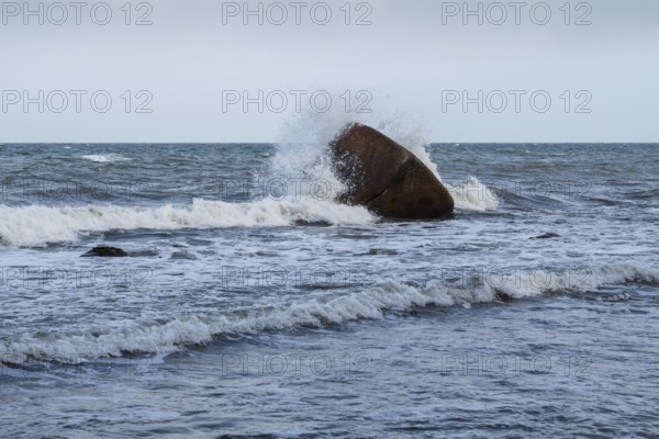 Surf on Schwanenstein, boulder in the sea, Hankenufer, Lohme, Jasmund, Rügen, island, Baltic Sea, Mecklenburg-Western Pomerania, Germany