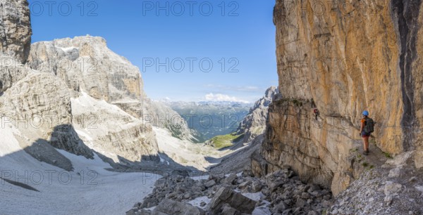 Mountaineers on the Bocchette Centrale band trail, via ferrata in the Brenta Mountains, rock wall, Brenta-Adamello Natural Park, Trentino, Italy