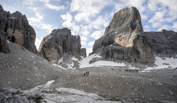 Hikers hiking trail to Bocca degli Armi, Brenta Mountains, Brenta-Adamello Natural Park, Trentino, Italy