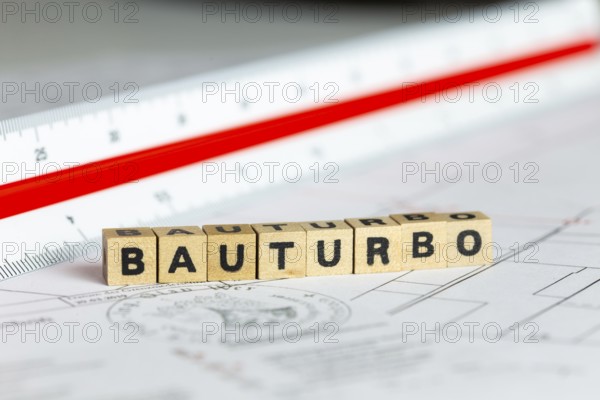 Letter cubes show the word BAUTURBO
