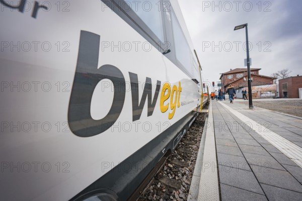 Side perspective of a train at a station with visible 'bw EGT' logo, Siemens Micro Plus B battery electric train, Hermann, Hesse, Bahn, Weil der Stadt, Böblingen district, Germany