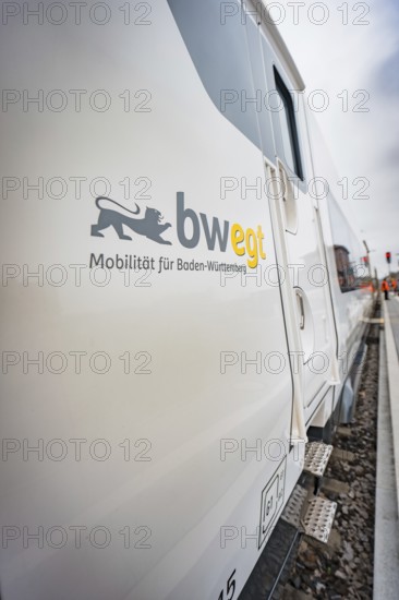 Side view of a train with the imprint 'bw egt' and a lion logo, battery electric train Siemens Micro Plus B, Hermann, Hesse, Bahn, Weil der Stadt, Böblingen district, Germany