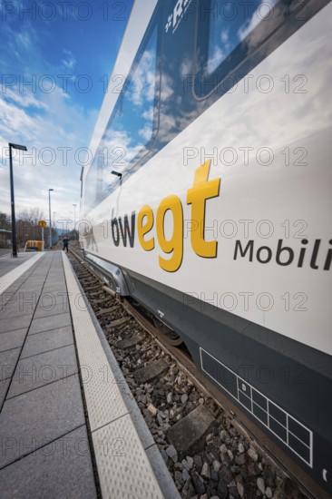 View along the rail of a white-blue train with MOVING branding under a blue sky, Siemens Micro Plus B battery electric train, Hermann, Hesse, Bahn, Weil der Stadt, Böblingen district, Germany
