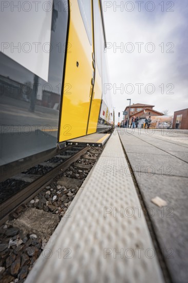 Wide angle view of a yellow train along a platform at a station, battery electric train Siemens Micro Plus B, Hermann, Hesse, Bahn, Weil der Stadt, Böblingen district, Germany