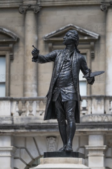 Statue of Sir Joshua Reynolds in the courtyard of the Royal Academy of Arts, Art Gallery and Art College, Burlington House, Piccadilly, London, England, Great Britain