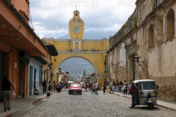 Arco de Santa Catalina Archway, Old Town, Antigua, Sacatepéquez Department, Guatemala