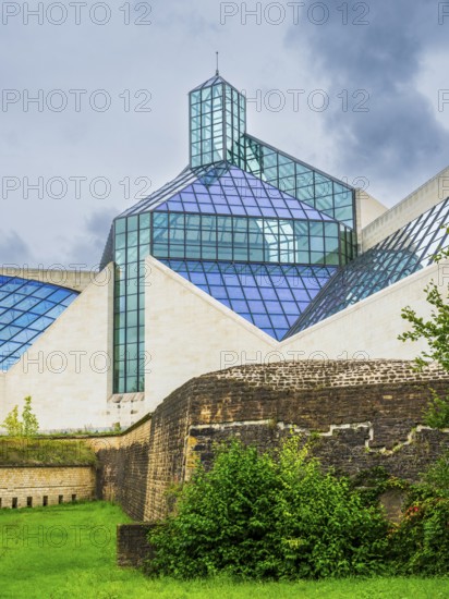 Exterior view of Mudam Luxembourg – Musée d'Art Moderne Grand-Duc Jean on the Kirchberg Plateau in the European Quarter of Luxembourg City, Luxembourg. Contemporary glass-and-steel architecture designed by I. M. Pei, photographed in daylight, showcasing clean geometric lines and modern cultural landmark in an urban business district