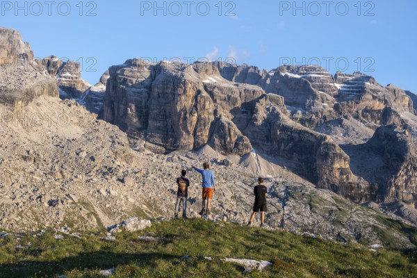Hikers on the Grosté Plateau, mountain peaks of the Brenta Mountains, Brenta, Brenta-Adamello Natural Park, Trentino, Italy