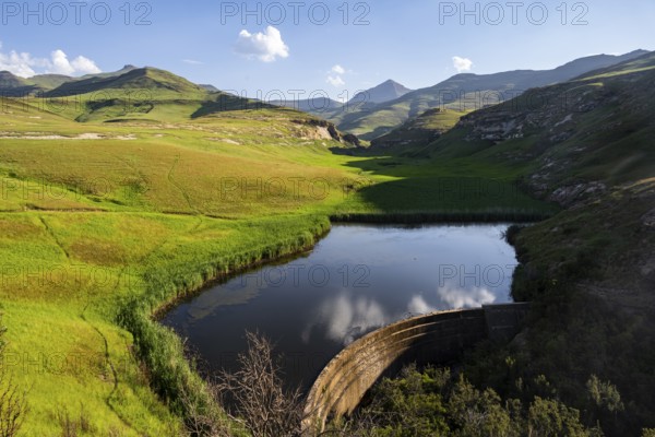 Langtoon Dam, reservoir, grassland with sandstone cliffs and cliffs, landscape in Golden Gate Highlands National Park, Free State, South Africa