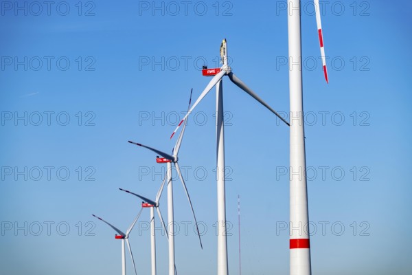 Defective wind turbine, bent rotor blade, in the Bedburg A44n wind farm, in the Garzweiler open-cast mining area, on the A44 motorway, on recultivated lignite mining area, for unknown reasons is a rotor of a Nordex N149/5.7 wind turbine, with a hub height of 164 meters and a total height of 239 meters, an output of 5.7 MW and a rotor diameter of 149 m, bent, the wind turbine is part of a wind farm of a joint venture between the City of Bedburg and RWE Renewables Europe & Australia, North Rhine-Westphalia, Germany