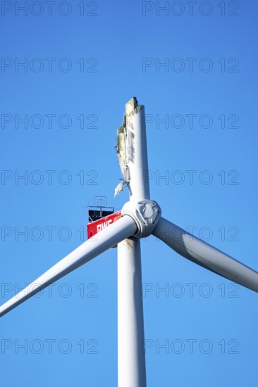 Defective wind turbine, bent rotor blade, in the Bedburg A44n wind farm, in the Garzweiler open-cast mining area, on the A44 motorway, on recultivated lignite mining area, for unknown reasons is a rotor of a Nordex N149/5.7 wind turbine, with a hub height of 164 meters and a total height of 239 meters, an output of 5.7 MW and a rotor diameter of 149 m, bent, the wind turbine is part of a wind farm of a joint venture between the City of Bedburg and RWE Renewables Europe & Australia, North Rhine-Westphalia, Germany
