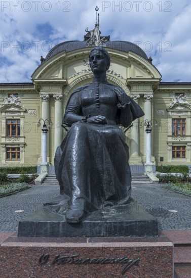 Statue of Ukrainian National Poet Olga Kobyljanska, in the back the Olha-Kobylianska Theatre, Czernowicz, Bukovina, Ukraine