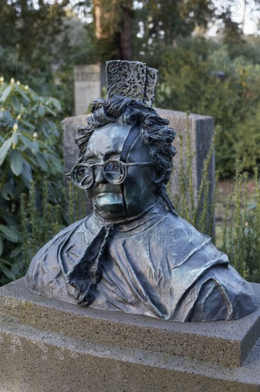 Honorary grave of gallerist Johanna Ey, mother Ey, portrait bust of sculptor Bert Gerresheim, Nordfriedhof Düsseldorf, North Rhine-Westphalia, Germany