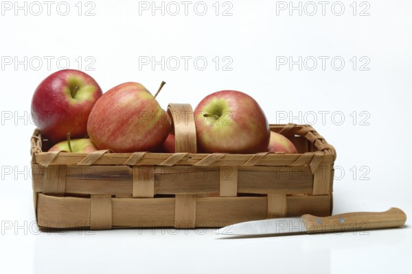 Several apples in chip basket, varieties 'Pink Lady' and 'Greenstar'