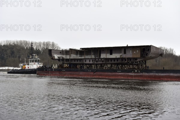 Tugboat, tow ship, bring part of a new ship through the Kiel Canal, NOK, Kiel Canal, Kiel Canal, Schleswig-Holstein, Germany