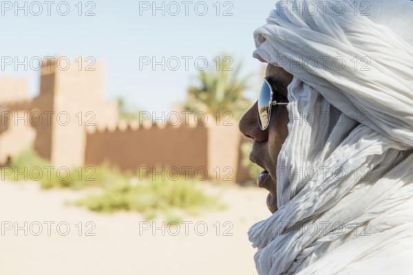 Traditionally dressed Berber, Merzouga, Meknès-Tafilalet region, Erg Chebbi, northern Sahara, Morocco