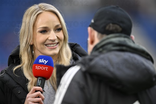 SKY presenter reporter Katharina Kleinfeldt, portrait in interview microphone micro logo with trainer coach Steffen Baumgart 1. FC Union Berlin FCU smiles, soccer, Bundesliga, PreZero Arena, Sinsheim, Baden-Württemberg, Germany