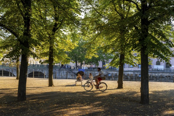 Summer lifestyle, tourists and passers-by in the pleasure garden in Berlin-Mitte, Berlin, Germany