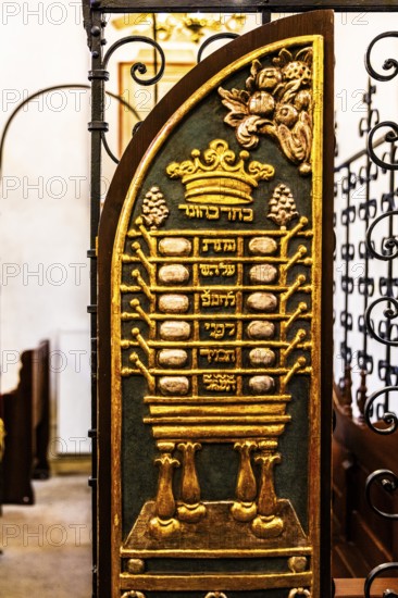 Bima, Remuh Synagogue, 1553, one of two synagogues still in use today, Kazimierz Jewish Quarter, important, formerly independent district that has developed into an important center of Jewish culture since the 14th century, Krakow, Poland